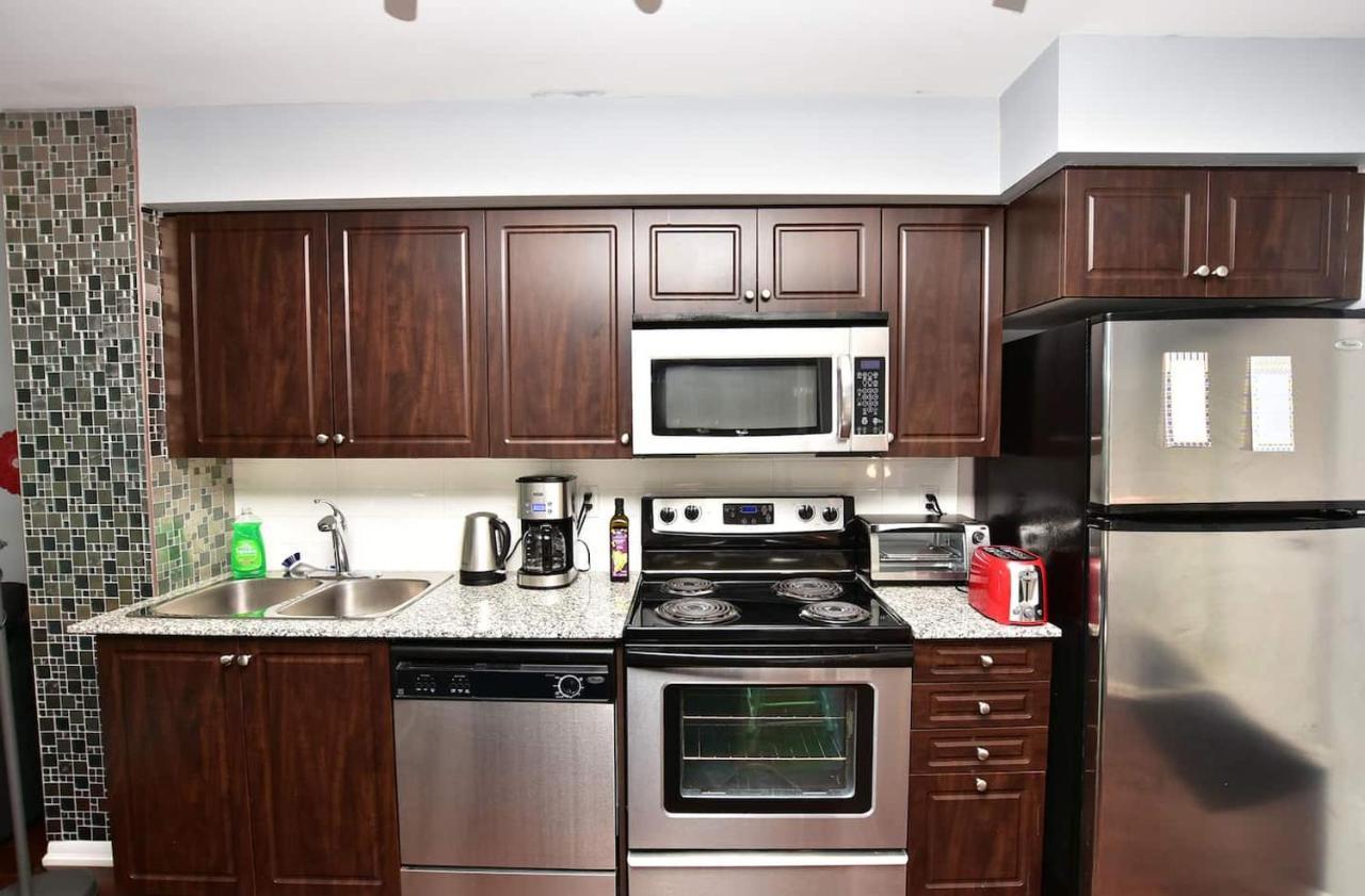 Downtown Condo, Free Parking & Amenities Toronto Luaran gambar